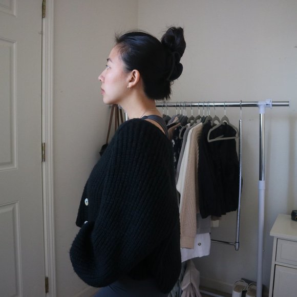 BLACK CROPPED KNIT CARDIGAN (LIKE PRETTY NEW) - Picture 2 of 5